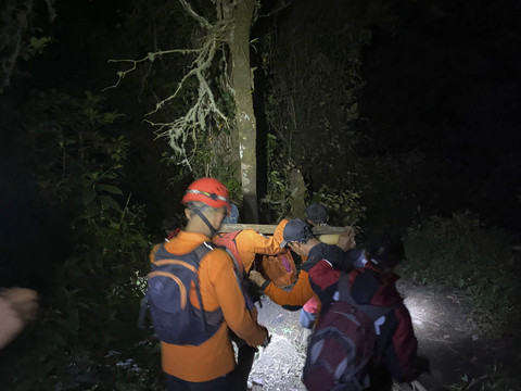 Tim SAR Cilacap mengevakuasi seorang pendaki yang meninggal di Gunung Slamet. Foto: SAR Cilacap