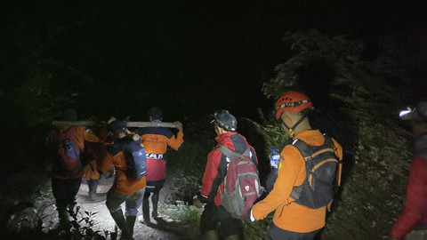 Tim SAR Cilacap mengevakuasi seorang pendaki yang meninggal di Gunung Slamet. Foto: SAR Cilacap