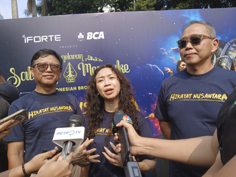 Kelompok penari, pemain musik, dan penyanyi dari Pagelaran Sabang Merauke tampil saat CFD di gate 6 Gelora Bung Karno Jakarta, Minggu (27/7/2025). Foto: Vincentius Mario/kumparan