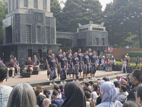 Kelompok penari, pemain musik, dan penyanyi dari Pagelaran Sabang Merauke tampil saat CFD di gate 6 Gelora Bung Karno Jakarta, Minggu (27/7/2025). Foto: Vincentius Mario/kumparan