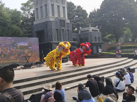 Kelompok penari, pemain musik, dan penyanyi dari Pagelaran Sabang Merauke tampil saat CFD di gate 6 Gelora Bung Karno Jakarta, Minggu (27/7/2025). Foto: Vincentius Mario/kumparan