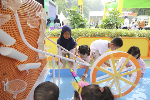Sejumlah anak bermain sambil belajar di Laboratorium Eksplorasi Air dalam acara kumparanMOM Festival Hari Anak 2025 di Ex Taman Anggrek, GBK, Jakarta, Minggu (27/7/2025). Foto: Iqbal Firdaus/kumparan