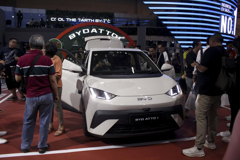 Suasana booth BYD di GIIAS saat akhir pekan, Minggu (27/7/2025). Foto: Fitra Andrianto/kumparan