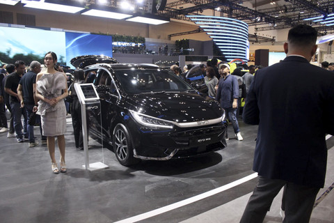 Suasana booth BYD di GIIAS saat akhir pekan, Minggu (27/7/2025). Foto: Fitra Andrianto/kumparan