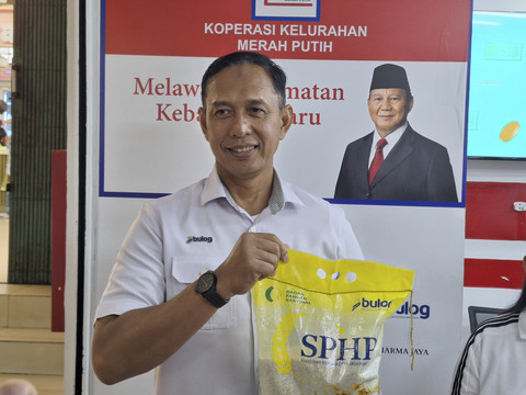 Direktur Utama Perum Bulog Ahmad Rizal saat meninjau Koperasi Kelurahan Merah Putih Melawai, Jakarta Selatan Minggu (27/7/2025). Foto: Argya D. Maheswara/kumparan