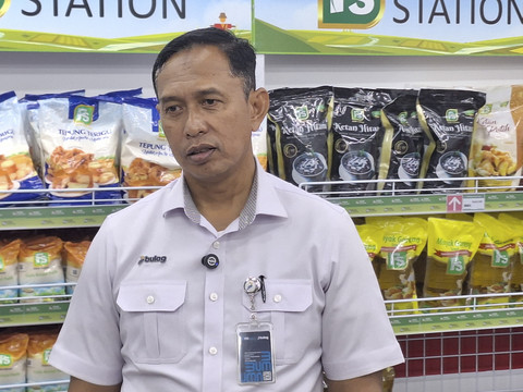 Direktur Utama Perum Bulog Ahmad Rizal saat meninjau Koperasi Kelurahan Merah Putih Melawai, Jakarta Selatan Minggu (27/7/2025). Foto: Argya D. Maheswara/kumparan 
