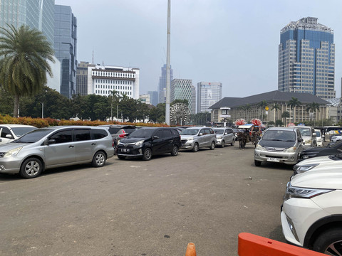 Parkir liar di kawasan Monas, Jakarta Pusat, Minggu (27/7/2025). Foto: Jonathan Devin/kumparan