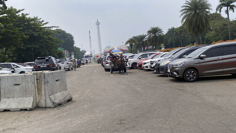 Parkir liar di kawasan Monas, Jakarta Pusat, Minggu (27/7/2025). Foto: Jonathan Devin/kumparan