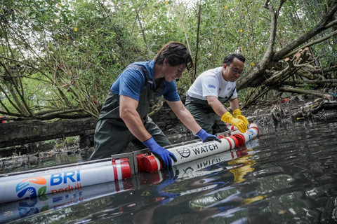 BRI Peduli bekerja sama dengan Yayasan Sungai Watch Indonesia saat membersihkan Sungai Last Point, anak Sungai Tukad Badung, Desa Pemogan, Denpasar Selatan. Foto: Dok. BRI