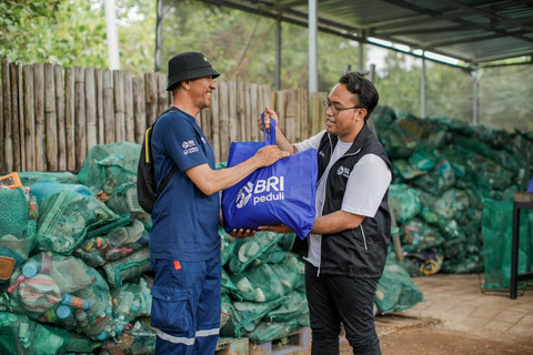 BRI Peduli memberikan bantuan untuk pengelolaan sampah di Desa Pemogan, Denpasar Selatan. Foto: Dok. BRI