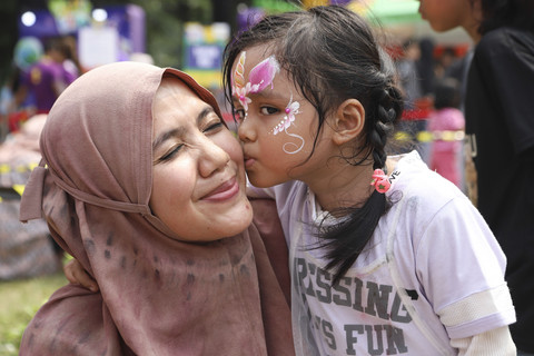 Ibu dan anak usai melakukan face painting dalam acara kumparanMOM Festival Hari Anak 2025 di Ex Taman Anggrek, GBK, Jakarta, Minggu (27/7/2025). Foto: Iqbal Firdaus/kumparan
