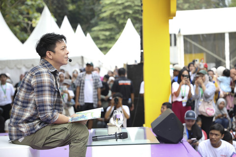 Ariel NOAH mendongeng saat acara kumparanMOM Festival Hari Anak 2025 di Ex Taman Anggrek, GBK, Jakarta, Minggu (27/7/2025).  Foto: Aditia Noviansyah/kumparan