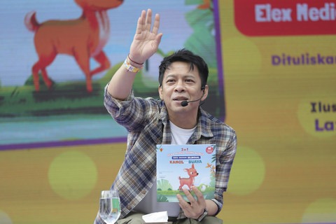 Ariel NOAH mendongeng saat acara kumparanMOM Festival Hari Anak 2025 di Ex Taman Anggrek, GBK, Jakarta, Minggu (27/7/2025). Foto: Jamal Ramadhan/kumparan