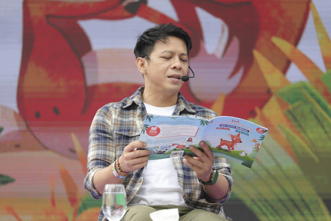 Ariel NOAH mendongeng saat acara kumparanMOM Festival Hari Anak 2025 di Ex Taman Anggrek, GBK, Jakarta, Minggu (27/7/2025). Foto: Jamal Ramadhan/kumparan