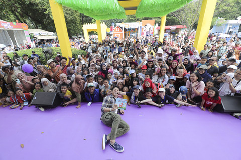 Ariel NOAH mendongeng saat acara kumparanMOM Festival Hari Anak 2025 di Ex Taman Anggrek, GBK, Jakarta, Minggu (27/7/2025). Foto: Jamal Ramadhan/kumparan