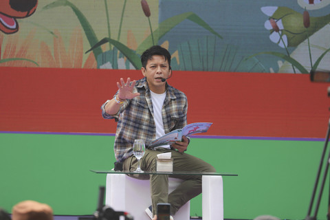 Ariel NOAH mendongeng saat acara kumparanMOM Festival Hari Anak 2025 di Ex Taman Anggrek, GBK, Jakarta, Minggu (27/7/2025). Foto: Iqbal Firdaus/kumparan