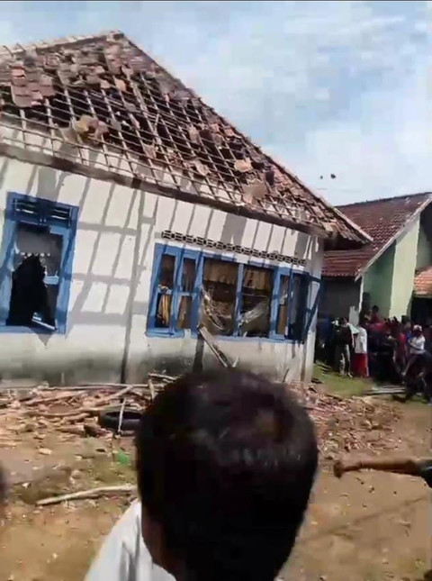 Rumah pelaku RY (20) yang dihancurkan oleh warga Desa Menang Raya, Kecamatan Pedamaran, Kabupaten OKI/Facebook: Didie Suhanto Asnawi