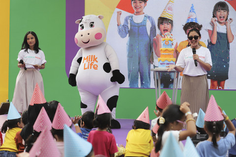 Chief of kumparanMOM Dhini Hidayati saat Birthday Bash Milklife dalam acara kumparanMOM Festival Hari Anak 2025 di Ex Taman Anggrek, GBK, Jakarta, Minggu (27/7/2025). Foto: Jamal Ramadhan/kumparan