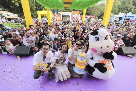 Chief of kumparanMOM Dhini Hidayati saat Birthday Bash Milklife dalam acara kumparanMOM Festival Hari Anak 2025 di Ex Taman Anggrek, GBK, Jakarta, Minggu (27/7/2025). Foto: Jamal Ramadhan/kumparan