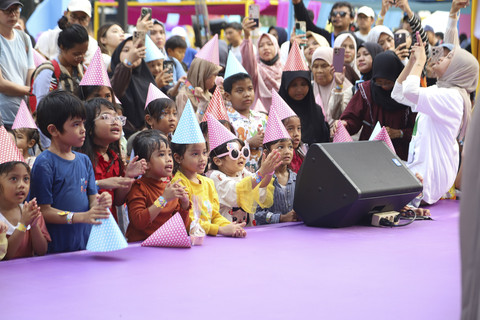 Sejumlah anak mengikuti Birthday Bash Milklife dalam acara kumparanMOM Festival Hari Anak 2025 di Ex Taman Anggrek, GBK, Jakarta, Minggu (27/7/2025). Foto: Iqbal Firdaus/kumparan