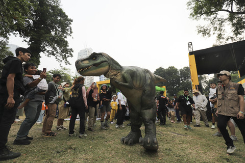 Penampilan Dino Island dalam kumparanMOM Festival Hari Anak 2025 di Ex Taman Anggrek, GBK, Jakarta, Minggu (27/7/2025). Foto: Jamal Ramadhan/kumparan