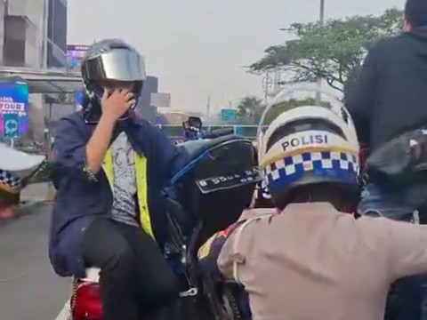 Anggota Sat Pamwal Dit Lantas Polda Metro Jaya melakukan penindakan kepada Pengendara Sepeda Motor yang Parkir bukan pada tempatnya di Kawasan Senayan City Jl. Asia Afrika Senayan Jakarta Pusat, Minggu (27/7/2025). Foto: X/ @TMCPoldaMetro