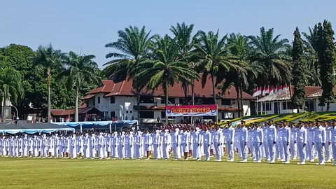Menteri Dalam Negeri Tito Karnavian melantik 1.110 orang Pamong Praja Muda Institut Pemerintahan Dalam Negeri (IPDN) Angkatan XXXII Tahun 2025 di Lapangan Kampus IPDN Jatinangor, Kabupaten Sumedang, Jawa Barat, Senin (28/7/2025). Foto: Zamachsyari/kumparan