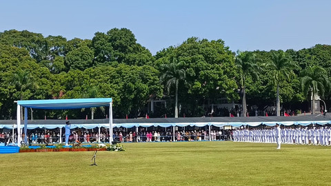 Menteri Dalam Negeri Tito Karnavian melantik 1.110 orang Pamong Praja Muda Institut Pemerintahan Dalam Negeri (IPDN) Angkatan XXXII Tahun 2025 di Lapangan Kampus IPDN Jatinangor, Kabupaten Sumedang, Jawa Barat, Senin (28/7/2025). Foto: Zamachsyari/kumparan