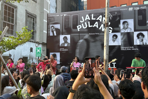 Maliq & D'Essentials saat perilisan lagu Jalan, Pulang di kawasan Dukuh Atas, Jakarta Pusat, Jumat (25/7/2025). Foto: Andrian Gilang Khrisnanda/kumparan