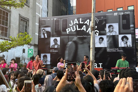 Maliq & D'Essentials saat perilisan lagu Jalan, Pulang di kawasan Dukuh Atas, Jakarta Pusat, Jumat (25/7/2025). Foto: Andrian Gilang Khrisnanda/kumparan