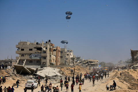 Pesawat menjatuhkan bantuan kemanusiaan di atas Gaza, Minggu (27/7/2025). Foto: Dawoud Abu Alkas/REUTERS