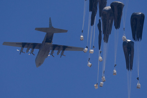 Pesawat menjatuhkan bantuan kemanusiaan di atas Gaza, Minggu (27/7/2025). Foto: Dawoud Abu Alkas/REUTERS