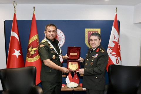 Kepala Staf Angkatan Darat (Kasad) Jenderal TNI Maruli Simanjuntak mengunjungi International Defence Industry Fair ke-17 (17th IDEF) di Turki, Jumat (25/7/2025). Foto: TNI AD