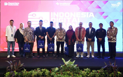 Manager Business Service Telkom (paling kiri), SM Regional SME Service Telkom Sonya Soraya (kedua dari kiri), Bupati Cirebon Drs. H. Imron Rosyadi, M.Ag (tengah), GM Telkom Priangan Timur Nugroho Setio Budi (ketiga dari kanan), Kadisdik Prov. Jabar, Dr. H. Purwanto, S.Pd.,M.Pd (kedua dari kanan), Kadisdik Kab. Cirebon, H Ronianto S.Pd., MM (paling kanan), dan Perwakilan Kepala Sekolah program Indonesia Digital Learning saat acara Indonesia Digital Learning. Foto: Telkom Indonesia