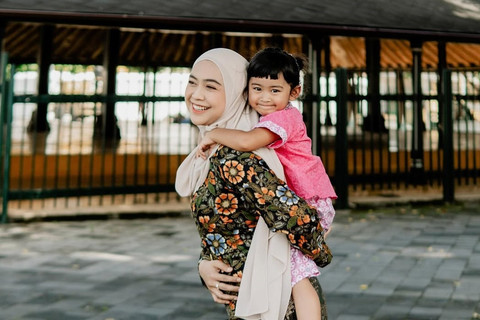 Ria Ricis dan anaknya. Foto: Instagram/@riaricis1795