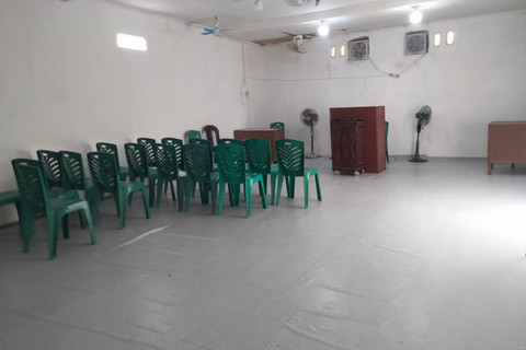 Polisi berjaga di Rumah Doa Jemaat Kristen di Padang yang dirusak warga, Senin (28/7/2025). Foto: kumparan