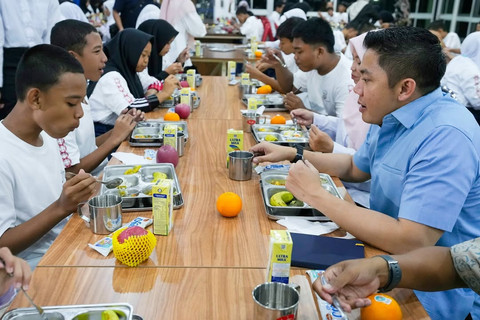Sekretaris Kabinet Mayor Teddy Indra Wijaya bertemu siswa dan siswi Sekolah Rakyat Menengah Pertama (SRMP) 10 Cibinong di Sentra Terpadu Inten Soeweno, Cibinong, Kab. Bogor, Minggu (27/7/2025). Foto: Instagram/@sekretariat.kabinet
