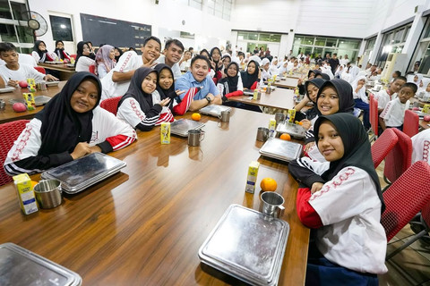 Sekretaris Kabinet Mayor Teddy Indra Wijaya bertemu siswa dan siswi Sekolah Rakyat Menengah Pertama (SRMP) 10 Cibinong di Sentra Terpadu Inten Soeweno, Cibinong, Kab. Bogor, Minggu (27/7/2025). Foto: Instagram/@sekretariat.kabinet