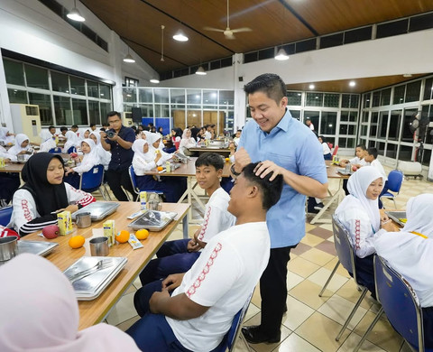 Sekretaris Kabinet Mayor Teddy Indra Wijaya bertemu siswa dan siswi Sekolah Rakyat Menengah Pertama (SRMP) 10 Cibinong di Sentra Terpadu Inten Soeweno, Cibinong, Kab. Bogor, Minggu (27/7/2025). Foto: Instagram/@sekretariat.kabinet