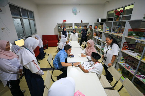 Sekretaris Kabinet Mayor Teddy Indra Wijaya bertemu siswa dan siswi Sekolah Rakyat Menengah Pertama (SRMP) 10 Cibinong di Sentra Terpadu Inten Soeweno, Cibinong, Kab. Bogor, Minggu (27/7/2025). Foto: Instagram/@sekretariat.kabinet