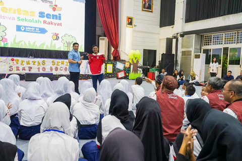 Sekretaris Kabinet Mayor Teddy Indra Wijaya bertemu siswa dan siswi Sekolah Rakyat Menengah Pertama (SRMP) 10 Cibinong di Sentra Terpadu Inten Soeweno, Cibinong, Kab. Bogor, Minggu (27/7/2025). Foto: Instagram/@sekretariat.kabinet