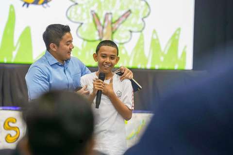 Sekretaris Kabinet Mayor Teddy Indra Wijaya bertemu siswa dan siswi Sekolah Rakyat Menengah Pertama (SRMP) 10 Cibinong di Sentra Terpadu Inten Soeweno, Cibinong, Kab. Bogor, Minggu (27/7/2025). Foto: Instagram/@sekretariat.kabinet