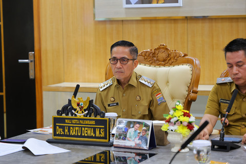 Wali Kota Palembang, Ratu Dewa saat menginstruksikan camat dan lurah siaga Karhutla/ist.