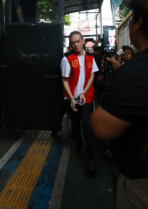 Terdakwa Fariz RM saat tiba untuk menjani sidang tuntutan di Pengadilan Negeri Jakarta Selatan, Jakarta, Senin, (28/7/2025). Foto: Agus Apriyanto