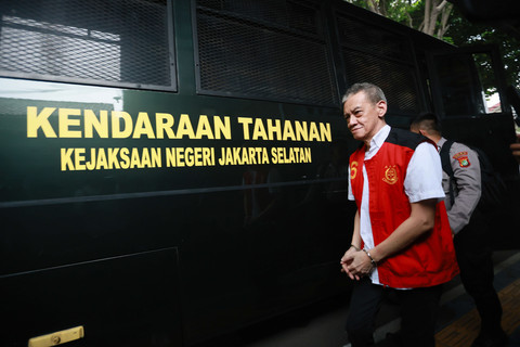 Terdakwa Fariz RM saat tiba untuk menjani sidang tuntutan di Pengadilan Negeri Jakarta Selatan, Jakarta, Senin, (28/7/2025). Foto: Agus Apriyanto