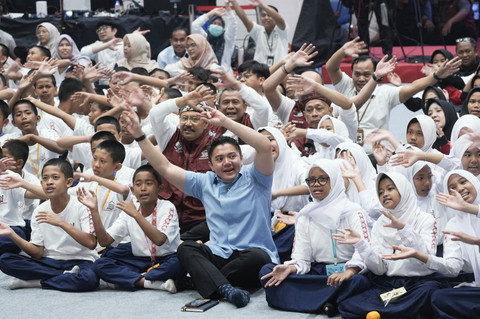 Sekretaris Kabinet (SESKAB) Letnan Kolonel Teddy Indra Wijaya mengunjungi 10 Sekolah Menengah (SRMP) di Cibinong Bogor, Jawa Barat, Minggu (7/27/2025). Foto: Kementerian Sosial RI
