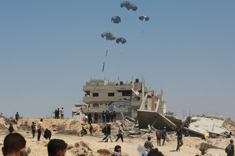 Pesawat menjatuhkan bantuan kemanusiaan di atas Gaza, Minggu (27/7/2025). Foto: Bashar Taleb / AFP