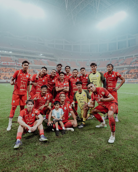 Logo PAM JAYA terpampang di jersey resmi Persija Jakarta pada peluncuran di Jakarta International Stadium (JIS), Jakarta Utara, pada Sabtu (26/7/2025). Foto: PAM JAYA