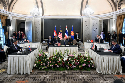 PM Malaysia Anwar Ibrahim menyaksikan PM Kamboja Hun Manet dan Plt PM Thailand Phumtham Wechayachai dalam perundingan mediasi konflik perbatasan Thailand-Kamboja, di Putrajaya, Malaysia, Senin (28/7/2025). Foto: MOHD RASFAN/Pool via REUTERS