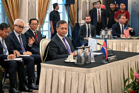 PM Kamboja Hun Manet dalam perundingan mediasi konflik perbatasan Thailand-Kamboja, di Putrajaya, Malaysia, Senin (28/7/2025). Foto: MOHD RASFAN/Pool via REUTERS